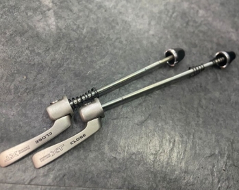 Shimano Deore XT M737 Mountain Bike Skewer Set 100mm 135mm Quick Release